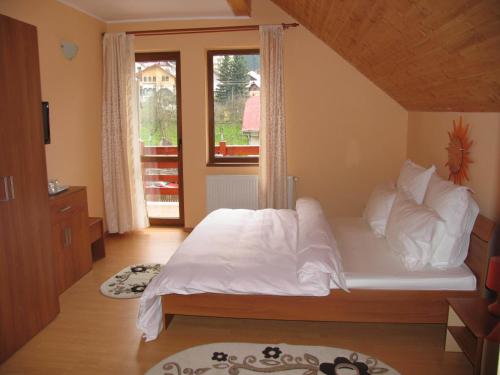 Tempat tidur dalam kamar di Casa Munte Busteni