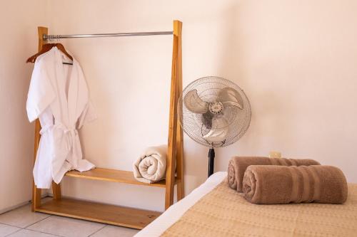 瓦哈卡德華雷斯的住宿－Spacious artsy home with fast WiFi，一间带风扇和床的卧室