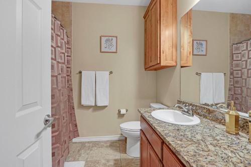 La salle de bains est pourvue de toilettes et d'un lavabo. dans l'établissement Moon River, à New Braunfels