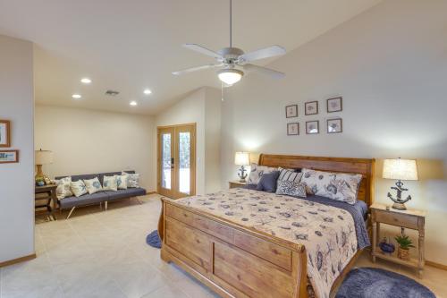 um quarto com uma cama e uma ventoinha de tecto em Casa Vista Bullhead City Home with Patio and View! em Bullhead City