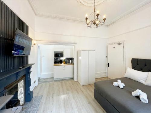 ein Wohnzimmer mit einem Sofa und einem Kamin in der Unterkunft Erin Court Mansions - Suite 10 in Croydon