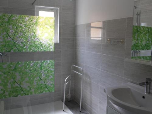 La salle de bains est pourvue d'un lavabo et d'une fenêtre. dans l'établissement Gîte Les Coteaux Périgourdins, 3 pièces, 4 personnes - FR-1-616-291, à Grèzes
