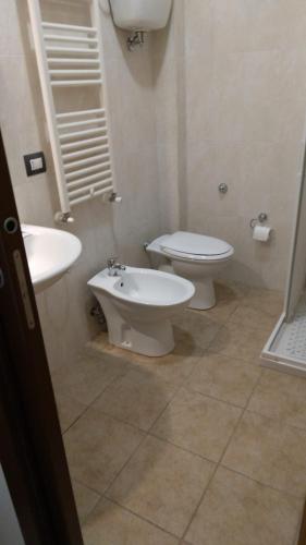 a bathroom with a toilet and a sink at Casa Momo in Montecchio