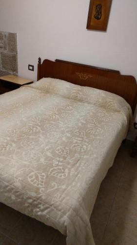 ein Bett mit einer weißen Bettdecke in einem Schlafzimmer in der Unterkunft Casa Momo in Montecchio