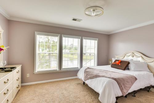 - une chambre avec un lit et 2 fenêtres dans l'établissement WFH-Friendly Summerville Home with Community Pool, à Summerville