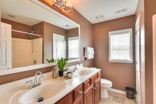 een badkamer met 2 wastafels, een toilet en een spiegel bij WFH-Friendly Summerville Home with Community Pool in Summerville