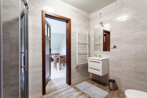 La salle de bains est pourvue d'un lavabo et d'un miroir. dans l'établissement Pokoje Gościnne Panorama, à Rzepiska