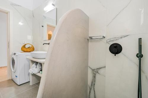 - une planche de surf dans une salle de bains pourvue d'un lave-linge dans l'établissement Zana's Villa-Sandra, à Akrotiri