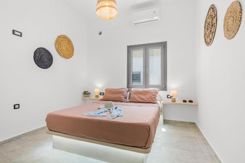 - une chambre blanche avec un lit et une fenêtre dans l'établissement Zana's Villa-Sandra, à Akrotiri