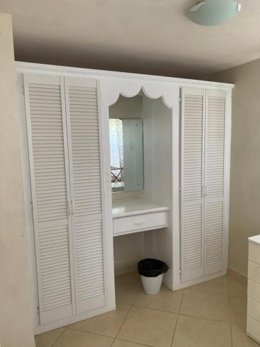  Seawinds Apartments -  Room  picture :   Tea/Coffee maker    Shower    Bath                           