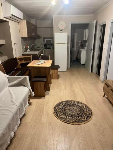 a living room with a table and a kitchen at VILA MARIALENA in Petropiyí