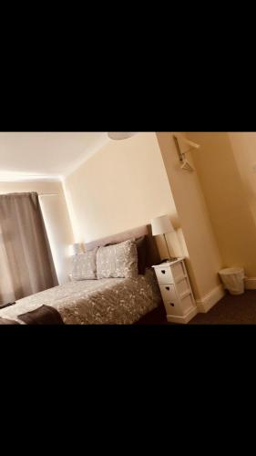 Habitación pequeña con cama y mesita de noche en Ac lounge36 (B), en Rochford