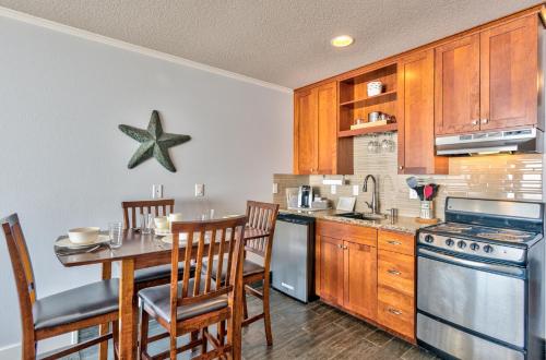 une cuisine avec une table et des chaises ainsi qu'une salle à manger dans l'établissement Sea Gypsy Rentals, à Lincoln City