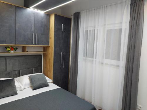 Schlafzimmer mit einem Bett und einem Fenster in der Unterkunft Apartment Antea in Split
