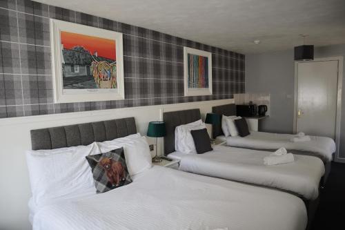 twee bedden in een hotelkamer met twee bedden bij Harbourside Hotel in Irvine