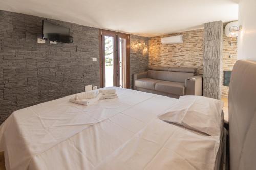 una gran mesa blanca en una habitación con sofá en Appartamenti vista Mare, en Porto Cesareo