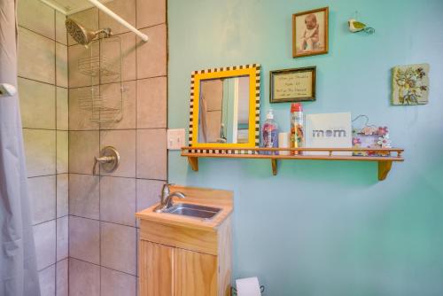 ein Bad mit einer Dusche, einem Waschbecken und einem Spiegel in der Unterkunft Riverfront Nature Getaway Near Downtown Pine City! in Pine City