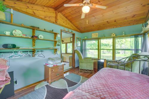 1 dormitorio con cama y techo de madera en Riverfront Nature Getaway Near Downtown Pine City!, en Pine City