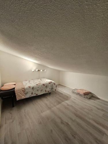 une chambre avec un lit et un parquet dans l'établissement appartement 50m2 village vacances, à Arles