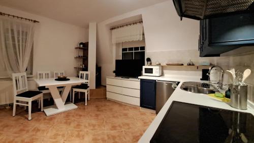 Kuchyň nebo kuchyňský kout v ubytování Apartament Roma