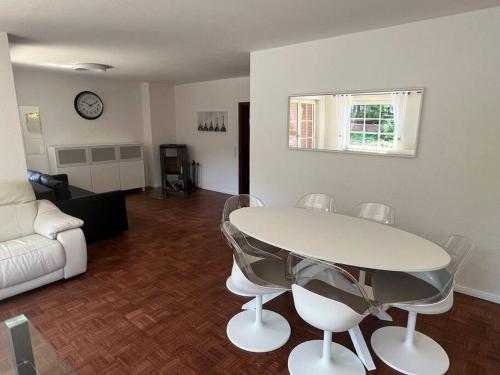 een woonkamer met een witte tafel en stoelen bij Ganze Haus für sich 6 Schlafplätze in Buxtehude