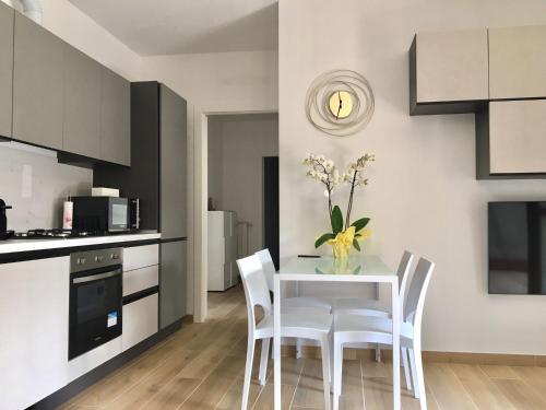 Castiglione Olona的住宿－Appartamento BELVEDERE，厨房以及带桌椅的用餐室。