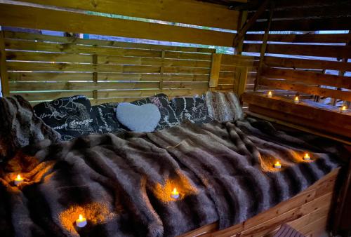 Una cama grande en una habitación con velas. en Lovers Nest, en Urbès