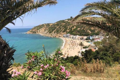 APPARTEMENT PROCHE BUS CTM 90M2 PROPRETE ET HYGIENE IRREPROCHABLE très bien équipé UNE CHAMBRE et 2 SALONS avec couchage seddari