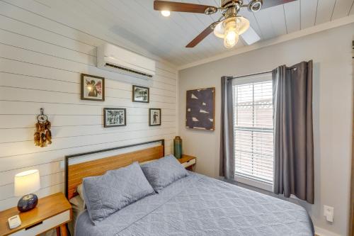 1 dormitorio con 1 cama y ventilador de techo en Austin Tiny Home with Community Pool and Hot Tub! en Austin