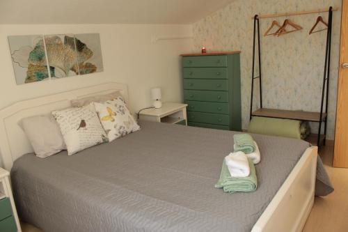um quarto com uma cama com duas toalhas em Casa Serra à Vista AL/140571 em Pedreiras