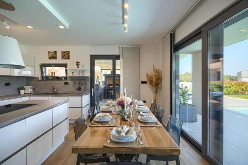Η κουζίνα ή μικρή κουζίνα στο Villa SCALA Pomer-Medulin SEA VIEW
