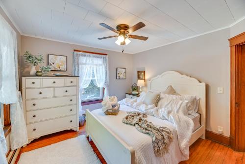 - une chambre avec un lit blanc et un ventilateur de plafond dans l'établissement Lovely Hammondsport Home, Walk to Keuka Lake!, à Hammondsport