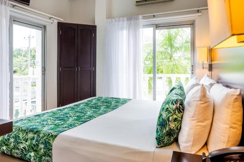 a bedroom with a large bed with a window at Hotel Manantial Melgar in Melgar