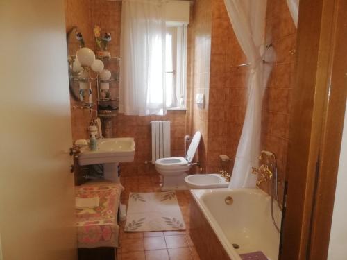 y baño con bañera, aseo y lavamanos. en B&B D'Ambrosio, en Milán