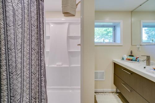 W łazience znajduje się prysznic i umywalka. w obiekcie Vintage Susin Lake Cottage with Deck and Hot Tub! w mieście Waterford