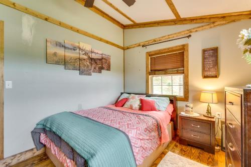- une chambre avec un lit et une fenêtre dans l'établissement Banner Elk Vacation Rental with Covered Deck!, à Banner Elk