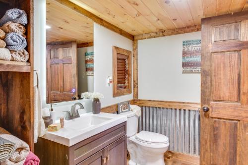 La salle de bains est pourvue d'un lavabo blanc et de toilettes. dans l'établissement Banner Elk Vacation Rental with Covered Deck!, à Banner Elk