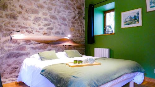 Llit o llits en una habitació de Le Moulin de L'O - L'Orle Nature