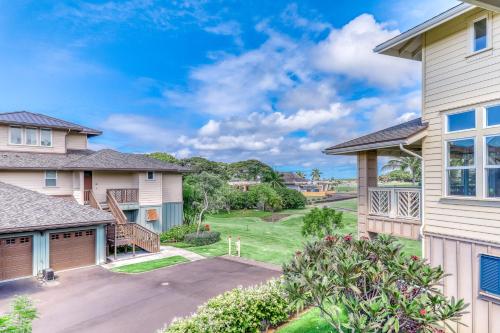 a home with a driveway and houses at Pili Mai in Kipu