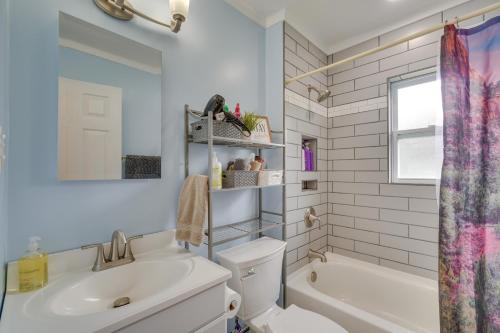 Ένα μπάνιο στο Oak Ridge Retreat with Porch Less Than 1 Mi to Downtown