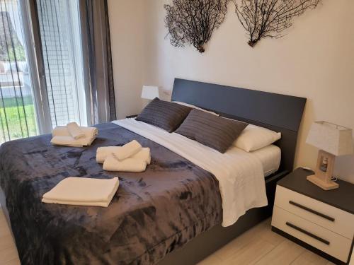 Un dormitorio con una cama grande con dos toallas encima. en Villa Stella Marina, en Valledoria
