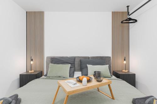 Un dormitorio con una cama con una mesa con fruta. en Lemon Suites Apartment in Stetten, en Leinfelden-Echterdingen