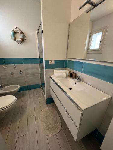 uma casa de banho com um lavatório e um WC em Villa Stella Marina em Valledoria