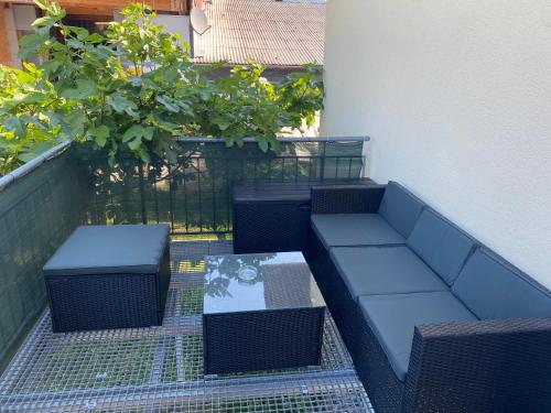 eine Terrasse mit einer blauen Bank und einem Tisch in der Unterkunft Nisas Ferienwohnung in Bad Säckingen