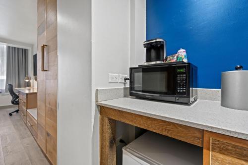 Η κουζίνα ή μικρή κουζίνα στο Holiday Inn Express San Juan Condado by IHG
