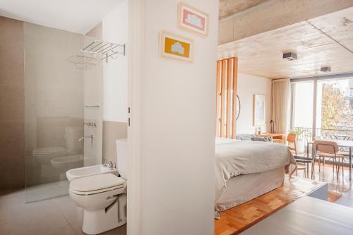 Habitación con baño con cama y aseo. en Disfrutá Palermo Hollywood en este Depto Único - 2B - en Buenos Aires