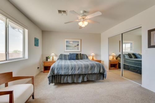 Un dormitorio con una cama y un ventilador de techo. en 2 Mi to Lake and Dtwn Lake Havasu City Home!, en Lake Havasu City