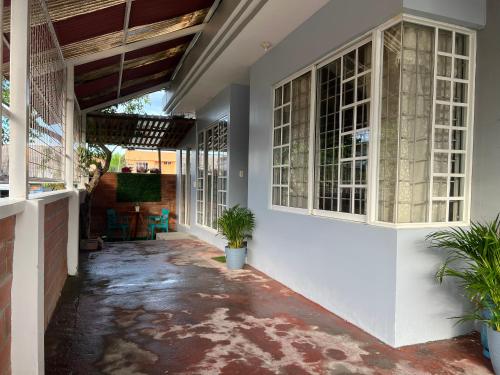 a corridor of a house with white walls and windows at Departamento inteligente en Puyo in Puyo