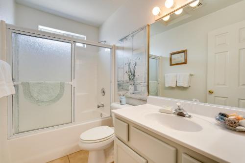 Un baño con inodoro, lavabo y ducha. en 2 Mi to Lake and Dtwn Lake Havasu City Home!, en Lake Havasu City