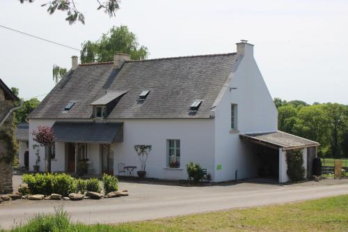 uma casa branca com um telhado cinzento em Préméhan em Allaire